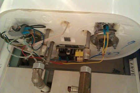 Отключается водонагреватель Electrolux
