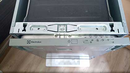 Посудомоечная машина Electrolux выключается