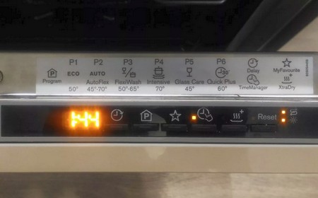 Посудомоечная машина Electrolux пищит