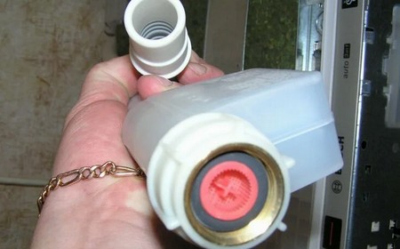 Посудомоечная машина Electrolux постоянно сливает воду