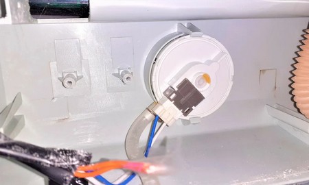 Посудомоечная машина Electrolux постоянно сливает воду