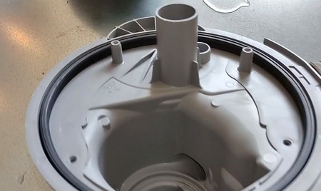 Посудомоечная машина Electrolux постоянно сливает воду