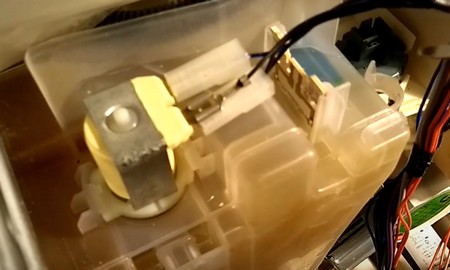 Посудомоечная машина Electrolux постоянно сливает воду