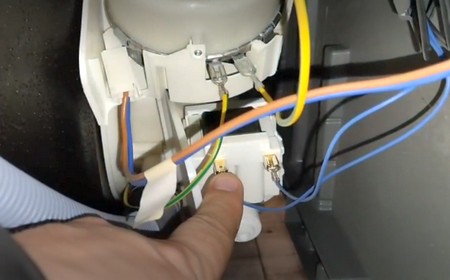 Посудомоечная машина Electrolux постоянно сливает воду