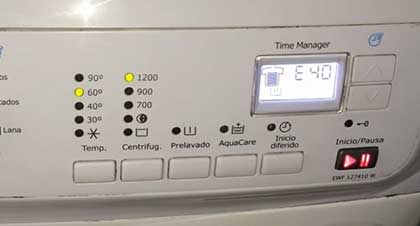 Стиральная машина Electrolux мигаетр