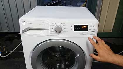 Стиральная машина Electrolux мигает