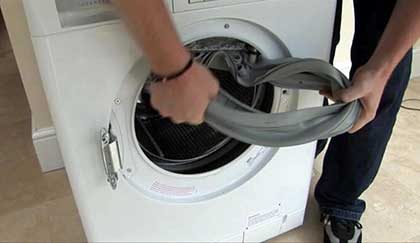 Стиральная машина Electrolux течет