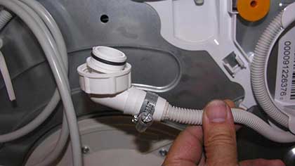 Стиральная машина Electrolux течет шланг подачи воды
