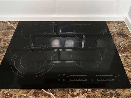 Варочная панель Electrolux отключается
