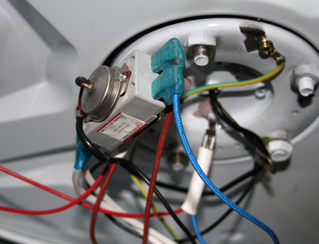 Выключается водонагреватель Electrolux